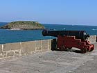 SAINT MALO: Prochzka po hradbch podl pobe